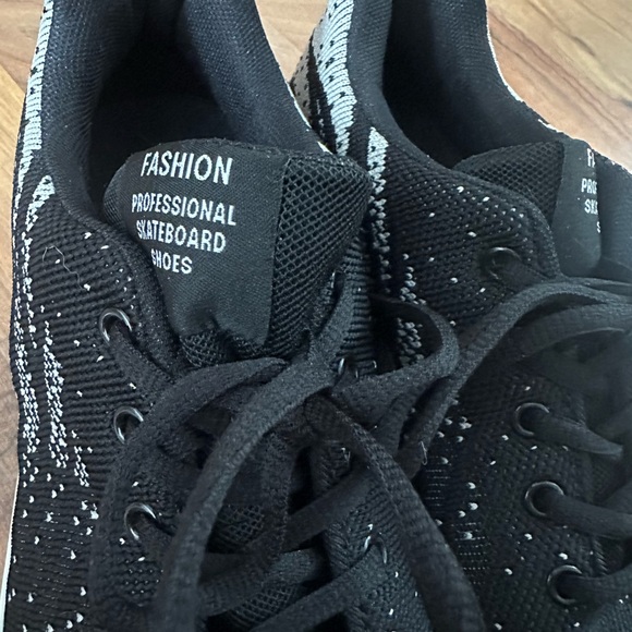 NWOT! Dynamic Black and Gray Men's Athletic Shoes - Picture 4 of 6